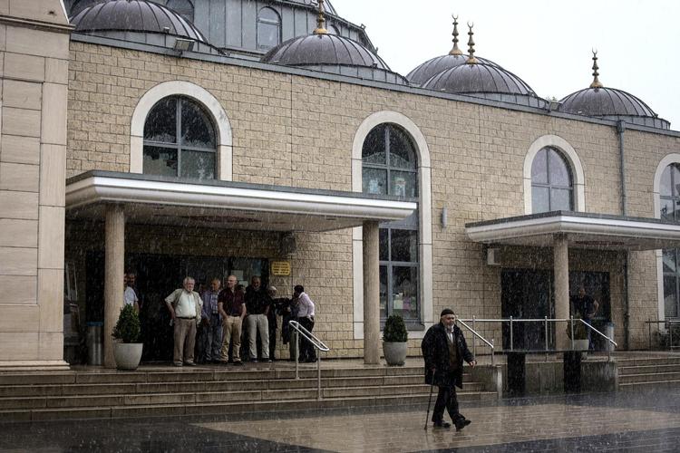 I den store tyrkiske moske i bydelen Marxloh i Duisburg har ingen lyst til at tale om Tyrkiets præsident Erdogan. Emnet er for følsomt. 