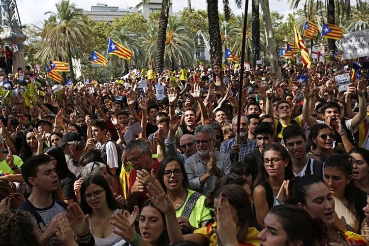 Catalanske demonstranter var samlet i protest mod blokeringen af uafhængighedsafstemningen. Foto: Emilio Morenatti