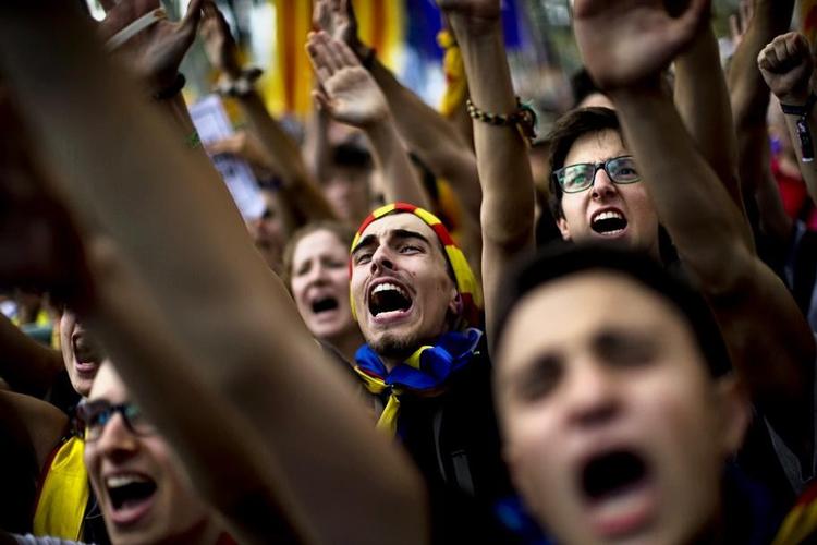 Masser af catalanske demonstranter var på gaden i Barcelona i går i protest mod den spanske pres for at dæmme op for uafhængighedstrangen. Foto:  Emilio Morenatti