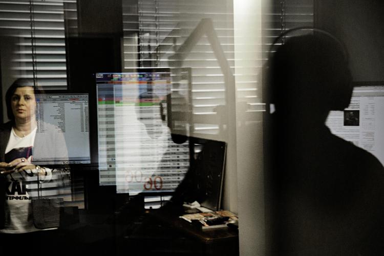 Mark Schmal er i studiet hos Radio Russki i Berlin, der havde svært ved at få fornyet sin licens til at sende efter Ruslands annektering af Krim. 