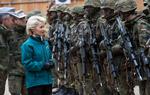 Under ledelse af Tysklands forsvarsminister, Ursula von der Leyen, som her skridter de tyske tropper af, har llandet øget udgifterne til
militær i de sidste år. Men ikke nok til hverken at være verdens leder eller til at tilfredsstille Donald Trump og Nato. 
 