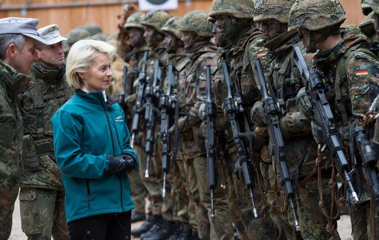 Under ledelse af Tysklands forsvarsminister, Ursula von der Leyen, som her skridter de tyske tropper af, har llandet øget udgifterne til
militær i de sidste år. Men ikke nok til hverken at være verdens leder eller til at tilfredsstille Donald Trump og Nato. 
 