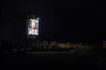 Fra denne kæmpeplakat skuer forbundskansler Angela Merkel ud over trafikken på motorvej A9 ved Hermsdorf. I morgen er det 24.9. – valgdagen i Tyskland. Alle prognoser tyder på, at kansleren kan køre videre. 