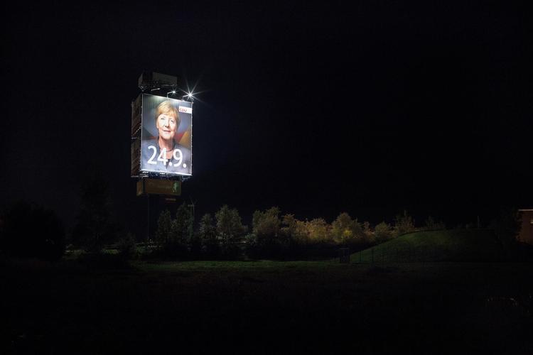 Fra denne kæmpeplakat skuer forbundskansler Angela Merkel ud over trafikken på motorvej A9 ved Hermsdorf. I morgen er det 24.9. – valgdagen i Tyskland. Alle prognoser tyder på, at kansleren kan køre videre. 