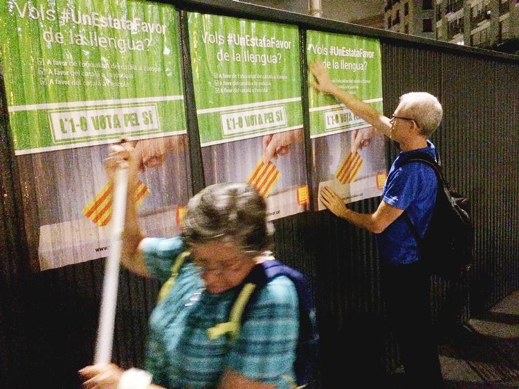 Hver aften vokser plakatskoven i Barcelona, men det er selvstændighedens tilhængere, der råber op. 