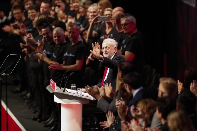 Labours leder, Jeremy Corbyn, har vendt modgang til medgang. Her ses han under sin 75 minutter lange tale på partiets kongres i Brighton. 