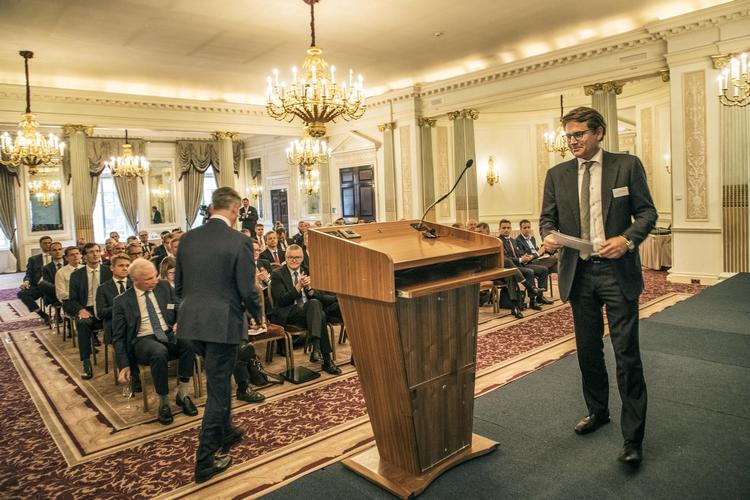 Brian Mikkelsen på charmeoffensiv i London City. Erhvervsministeren tror, at Brexit bliver kolossalt besværligt for briterne. Alle 27 tilbageværende EU-lande står sammen, siger han. 