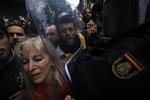 Politiet slog hårdt ned mod catalanerne, også kvinder og ældre, der ville afgive stemme ved den afstemning, som den spanske regering betragter som ulovlig. 