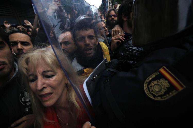 Politiet slog hårdt ned mod catalanerne, også kvinder og ældre, der ville afgive stemme ved den afstemning, som den spanske regering betragter som ulovlig. 
