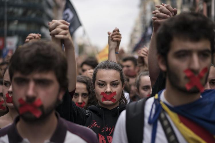 Urolighederne og demonstrationerne fortsatte hele dagen i går, og mens konfrontationen mellem selvstyret i Barcelona og central-regeringen i Madrid er trappet op, har mediernes skildring af den været farvet af, om de har været catalanske eller spanske. 