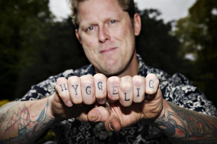 Arno Michaelis har fået fjernet en del tatoveringer. På fingrene havde han tidligere et hagekors, kranier og en slange med et jernkors. I marts fik han tatoveret 'hyggelig' under et besøg i Danmark. Michealis har norske rødder og vil beholde sine vikingetatoveringer. Det er en måde at kræve sin arv tilbage fra det højreradikale narrativ, forklarer han. 