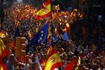 Gaderne i Barcelona var i går fyldt med mennesker, der afviser catalansk løsrivelse. ’Nej til flere grænser' lød et af deres budskaber. 