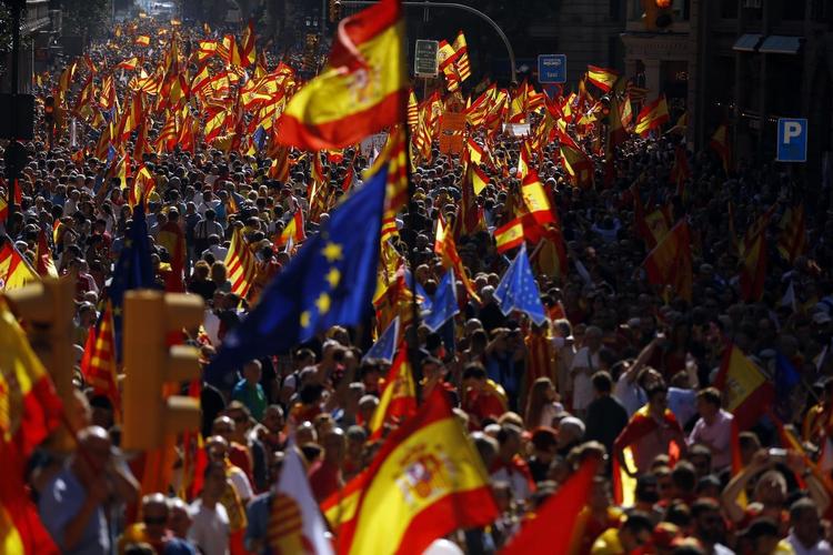 Gaderne i Barcelona var i går fyldt med mennesker, der afviser catalansk løsrivelse. ’Nej til flere grænser' lød et af deres budskaber. 