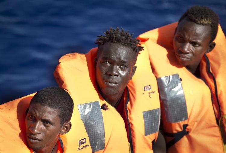 Under kampene om havnebyen Sabratha er antallet af både med migranter på Middelhavet steget, selv om det stadig er lavere end de seneste år. 