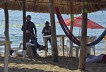 På en badestrand ofte besøgt af turister er det mexicanske politi ved at efterforske skuddrabet på to mænd. Foto: Bernandino Hernandez/AP