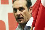 Heinz-Christian Strache havde som ung tætte kontakter til den nynazistiske elite, deltog i skydeøvelser i de østrigske skove og blev selv arresteret en enkelt gang. Arkivfoto Ronald Zak/AP