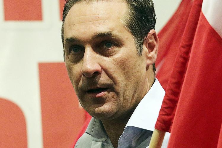 Heinz-Christian Strache havde som ung tætte kontakter til den nynazistiske elite, deltog i skydeøvelser i de østrigske skove og blev selv arresteret en enkelt gang. Arkivfoto Ronald Zak/AP