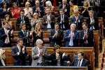 Den spanske regeringschef Mariano Rajoy (nederst th.) høstede klapsalver fra sine partifæller i det spanske parlament, da han i onsdags afviste tilbud om mægling i det kriseramte forhold til Catalonien, efter at Carles Puigdemont havde skrevet under på en selvstændighedserklæring for sin region. 