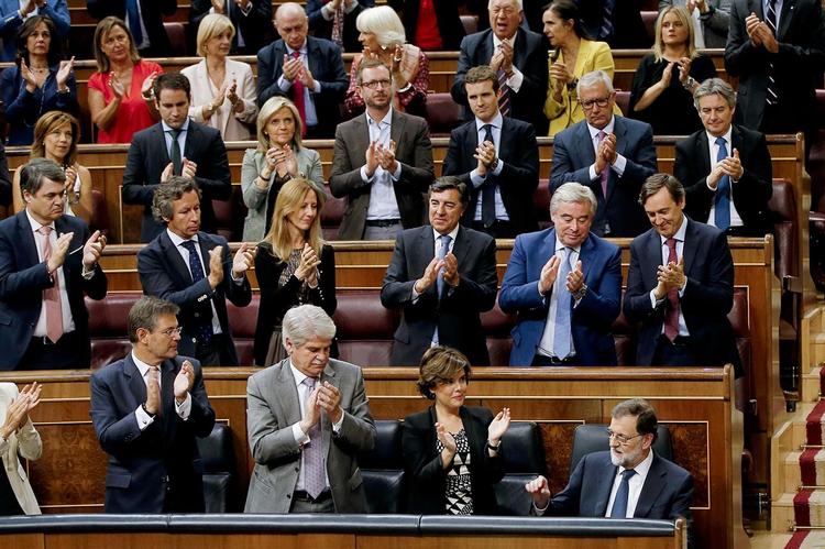 Den spanske regeringschef Mariano Rajoy (nederst th.) høstede klapsalver fra sine partifæller i det spanske parlament, da han i onsdags afviste tilbud om mægling i det kriseramte forhold til Catalonien, efter at Carles Puigdemont havde skrevet under på en selvstændighedserklæring for sin region. 