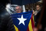 Demonstranter med det catalanske løsrivelsesflag samledes i Barcelona i aftes i protest mod fængslingen af Jordi Sanchez og Jordi Cuixart, lederne af Cataloniens to store uafhængighedsgrupper. Separatisterne presser regeringen for at løsrive Catalonien omgående trods advarsler fra europæisk ledere 