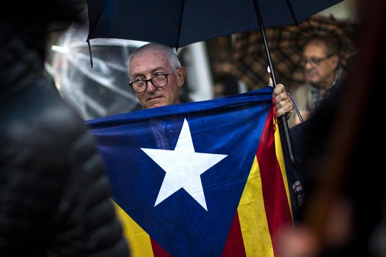 Demonstranter med det catalanske løsrivelsesflag samledes i Barcelona i aftes i protest mod fængslingen af Jordi Sanchez og Jordi Cuixart, lederne af Cataloniens to store uafhængighedsgrupper. Separatisterne presser regeringen for at løsrive Catalonien omgående trods advarsler fra europæisk ledere 