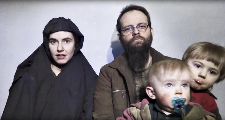 Taleban frigav i december 2016 en video med familien på, og billedet stammer herfra. Caitlan Coleman talte ind i kameraet, mens Joshua Boyle holdt parrets to børn. Siden fik de et tredje. I dag er hele familien på fri fod. 