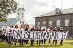 Protesterne mod overgreb har været højlydte i Island. Her er det en SlutWalk i Reykjavik, hvor også Anna Katrín Snorradóttir, Glódis Tara og Halla Òlöf Jónsdóttir (i midten i sort) deltager. 