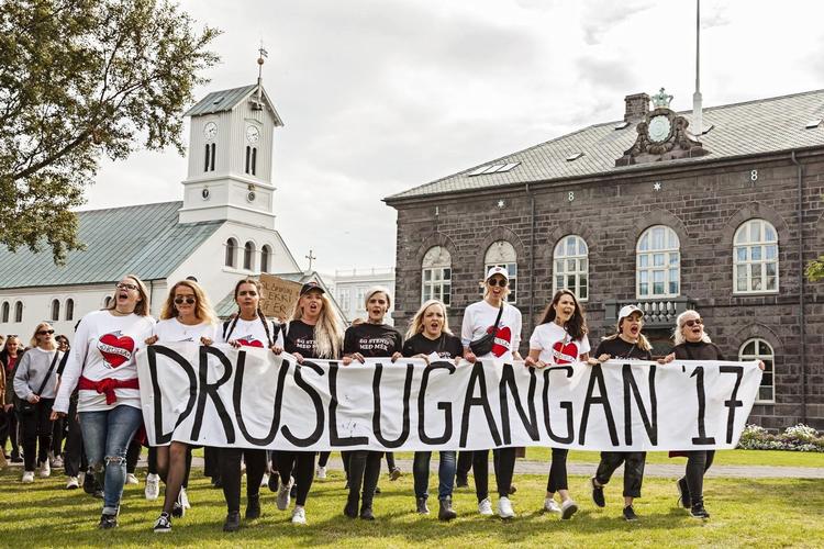 Protesterne mod overgreb har været højlydte i Island. Her er det en SlutWalk i Reykjavik, hvor også Anna Katrín Snorradóttir, Glódis Tara og Halla Òlöf Jónsdóttir (i midten i sort) deltager. 
