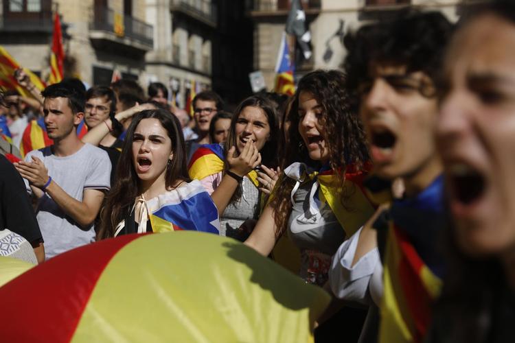 Studerende er utilfredse med den spanske regerings erklæring om brugen af paragraf 155. Paragraffen giver centralregeringen mulighed for at kontrollere Catalonien. 