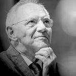 Erik Jensen tegner et portræt af den tidligere tyske finansminister Wolfgang Schäuble, som nu er blevet formand for Forbundsdagen.  Foto: Geert Vanden Wijngaert