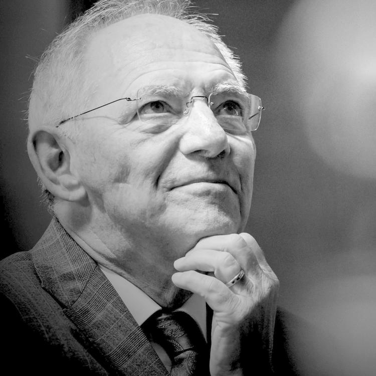Erik Jensen tegner et portræt af den tidligere tyske finansminister Wolfgang Schäuble, som nu er blevet formand for Forbundsdagen.  Foto: Geert Vanden Wijngaert