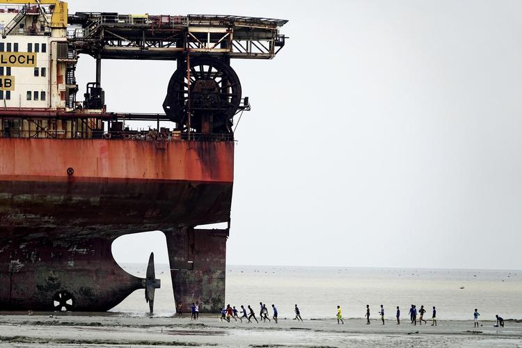 Strandet. Det tidligere Mærsk-skib ligger på stranden i Bangladesh. Ophugningen er standset, mens højesteret i landet afgør, om det ved importen ulovligt blev fortiet, at det indeholder radioaktivt materiale 