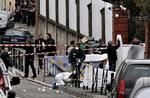 Politiet efterforsker gerningsstedet, hvor Mohamed Merah skød og dræbte fire personer tilbage i 2012. 
