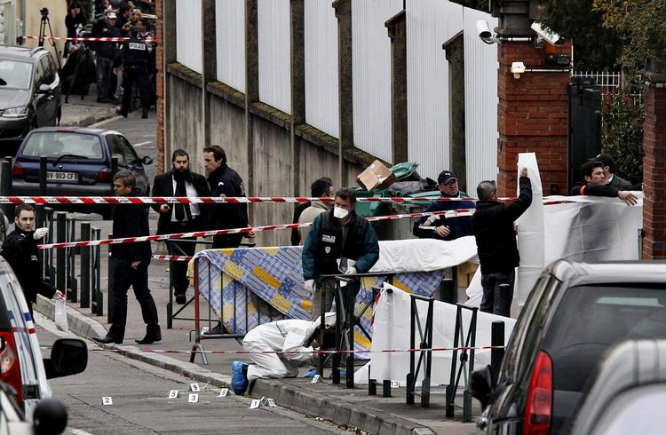 Politiet efterforsker gerningsstedet, hvor Mohamed Merah skød og dræbte fire personer tilbage i 2012. 