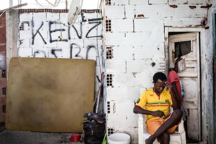 20-årie K. arbejder en gang imellem på byggepladser. 9-årige W. dødkeder sig. For dem og de andre migranter handler det bare om at få tiden til at gå. Dagene kan nogle gange være meget lange. Hovedtelefoner, en mobiltelefon, en tabletcomputer, en øl eller et spil kort kan derfor være behageligt tidsfordriv.  