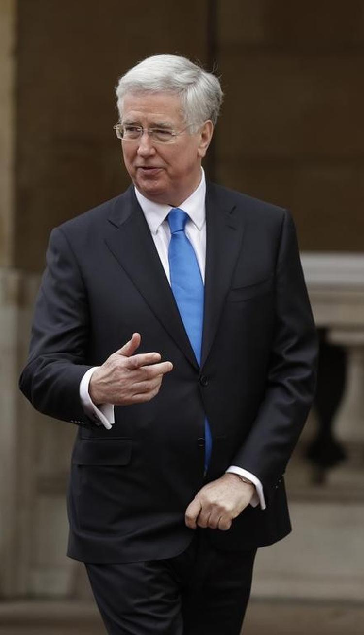 Michael Fallon har sagt op som forsvarsminister på grund af adfærd, som ikke lever op til militærets »høje standarder«. 