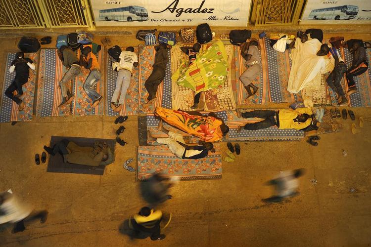 Ventetid. Mange strander på busstationen i Niamey. EU har betalt Nigers regering for at stoppe migrantstrømmen mod Europa. 