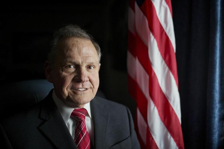 Republikanernes kandidat til Senatet i delstaten Alabama, RoyMoore, anklages for at have befamlet en 14-årig pige. 