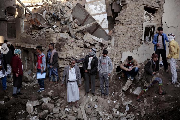 Et saudiarabiskledet luftangreb ramte lørdag nær Yemens forsvarsministerium i hovedstaden,Sana’a. 