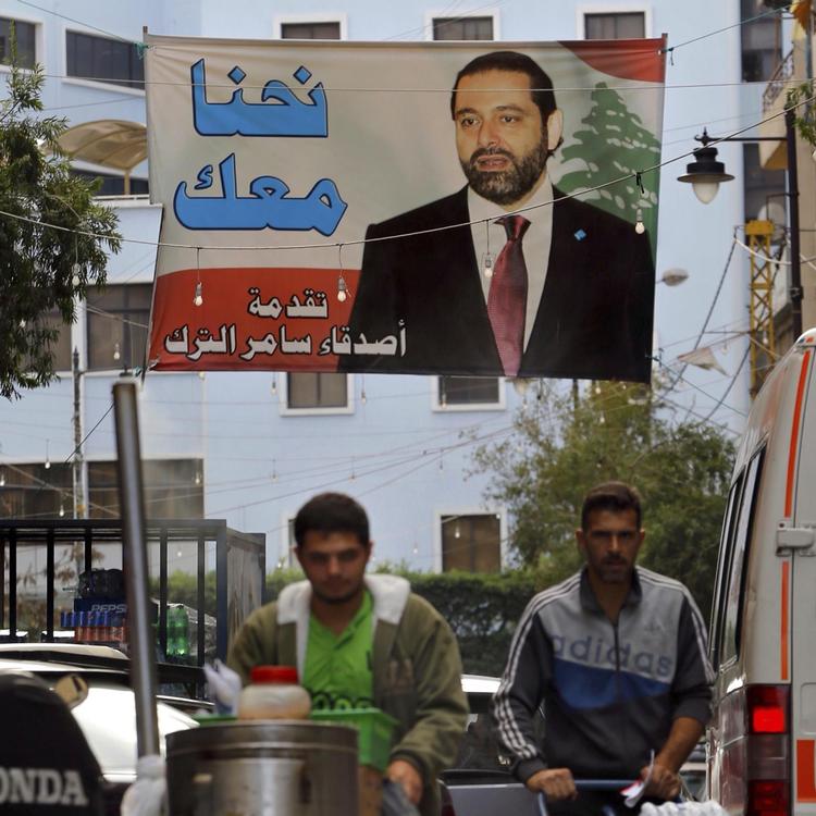 Saad Hariri har stået i spidsen for en samlingsregering og forsøger nu via tv fra Saudi-Arabien at opsige sine forpligtelser.  