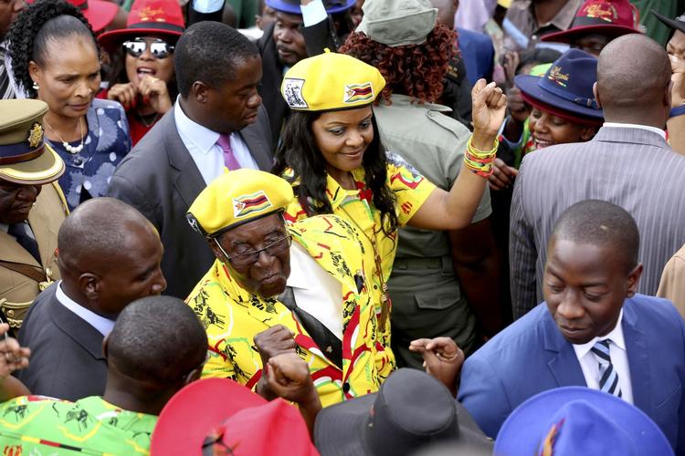 Grace Mugabe frygter for sit liv, når hendes 93-årige og fire årtier ældre mand præsident Robert Mugabe dør. 