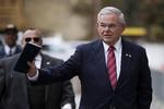 Bob Menendez fik store gaver og kampagnetilskud af en stenrig øjenlæge, som han ofte hjalp med stort og småt. Men det var på grund af deres venskab, fortalte de to i retten, og juryen ville ikke dømme for korruption. Her ankommer Menendez til retten i sidste uge. 