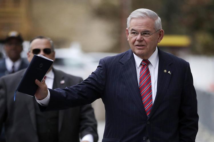 Bob Menendez fik store gaver og kampagnetilskud af en stenrig øjenlæge, som han ofte hjalp med stort og småt. Men det var på grund af deres venskab, fortalte de to i retten, og juryen ville ikke dømme for korruption. Her ankommer Menendez til retten i sidste uge. 