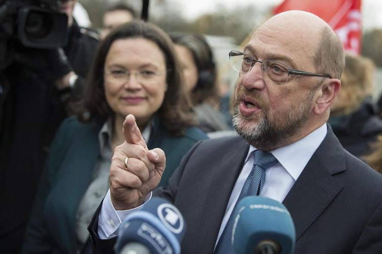 Martin Schulz har hidtil afvist at danne en koalitionsregering med Angela Merkels konservative CDU, men han bliver udsat for et større og større pres.  