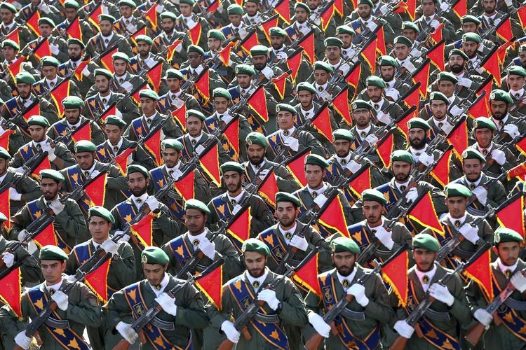 Den iranske revolutionsgarde marcherer på årsdagen for Iraks invasion i Iran i 1980. 