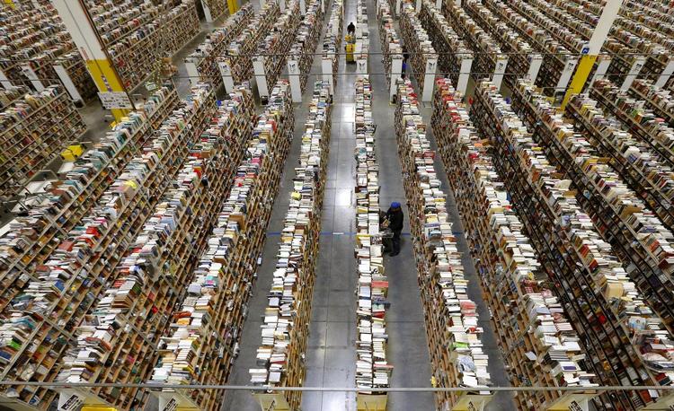 En lagermedarbejder hos Amazon er i fuld gang med sit arbejde cyber mandag. Den travleste dag for onlineshopping i USA. 