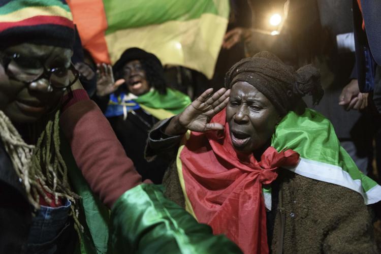 Flere steder i Europa og Afrika demonstrerer folk mod slaveriet. Her er det borgere i Paris foran Libyens ambassade i den franske hovedstad. 