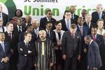 Frankrigs præsident, Emmanuel Macron, lytter med korslagte arme til Marokkos kong Mohammed VI, under et gruppefoto på topmødet mellem Europa og Afrika. 