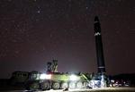 Tidligere på ugen testede Nordkorea sin nye raket af typen Hwasong-15, der kan ramme mål overalt i USA. Om landet også har kapacitet til at udstyre den med atomvåben, er dog ret usikkert. 