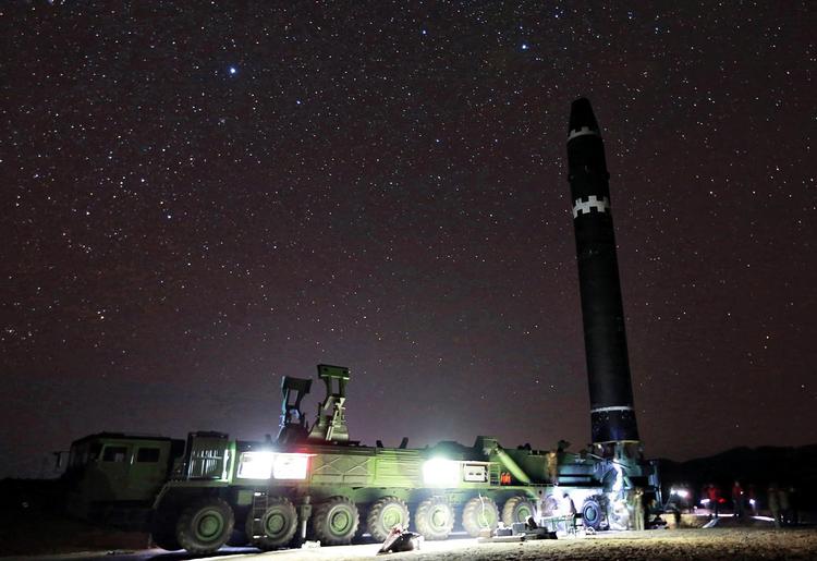 Tidligere på ugen testede Nordkorea sin nye raket af typen Hwasong-15, der kan ramme mål overalt i USA. Om landet også har kapacitet til at udstyre den med atomvåben, er dog ret usikkert. 